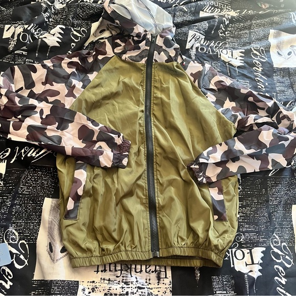 Contrast Camo Panel Drawstring Hooded Jacket - Picture 11 of 13